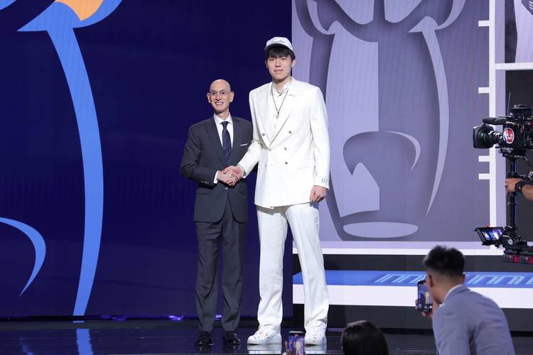把广场舞天赋带到NBA 杨瀚森跳舞把主教练笑弯腰 队友鼓掌都说好
