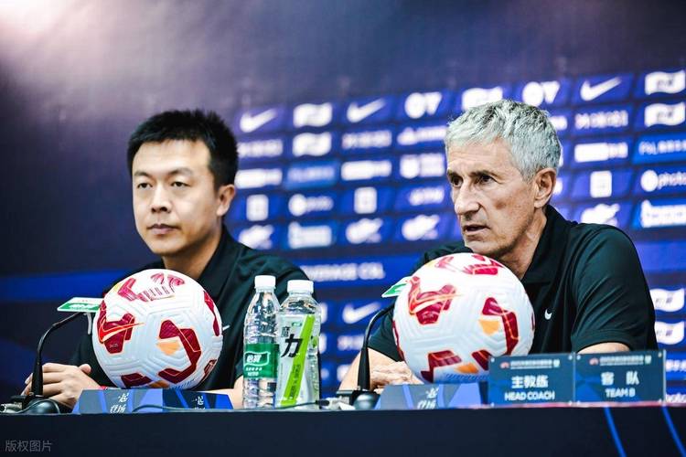 记者：部分国安球迷前往机场为塞蒂恩送行，张源含泪送别