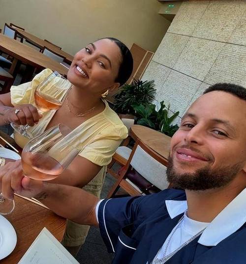 美媒晒库里一家6口聚餐合照！时间都去哪了？