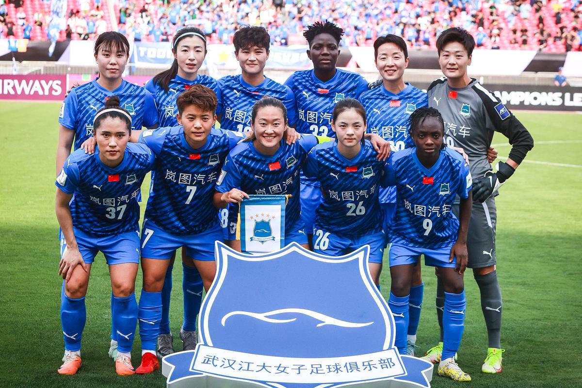 中国骄傲！武汉车谷江大女足赛后展示国旗拍摄大合照