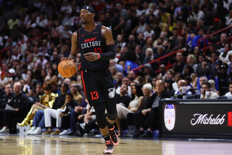 攻防一把抓！阿德巴约抢断后跟进快攻完成飞翔暴扣