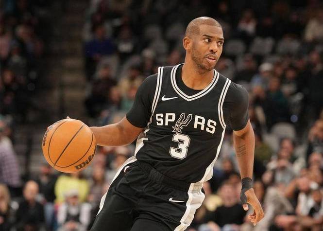 聊啥呢？船记晒视频：保罗和莱昂纳德训练中交流 表情都很认真