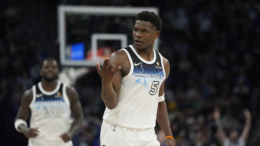 状态可以！爱德华兹半场11中5砍下14分1板1断1帽