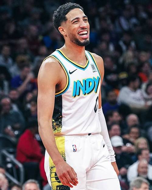 场边观战指导的一年！哈利伯顿晒定妆照：生涯第6赛季 球员兼教练