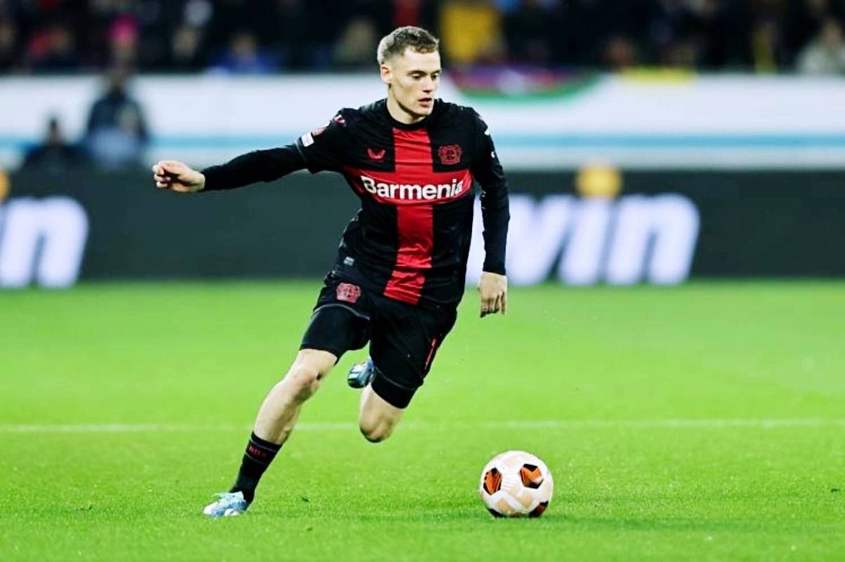 上赛季45场16球15助！维尔茨今日赛前领取德国足球先生奖杯