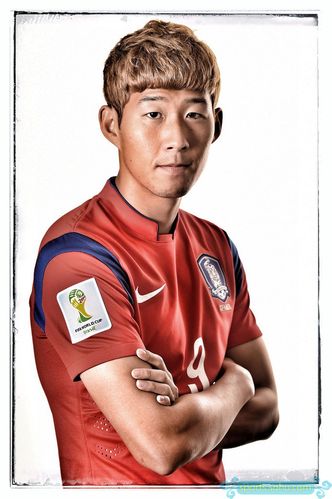 一模一样🤣韩国队主帅洪明甫02年世界杯也曾原地转圈失误致丢球