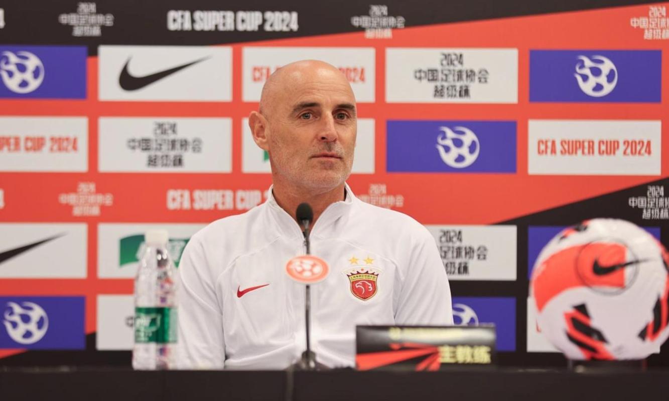 海港新闻官晒球队全家福：穆斯卡特C位，6外援在列