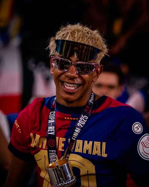 甜🥰亚马尔女友今天开车接亚马尔回家，两人有说有笑离开