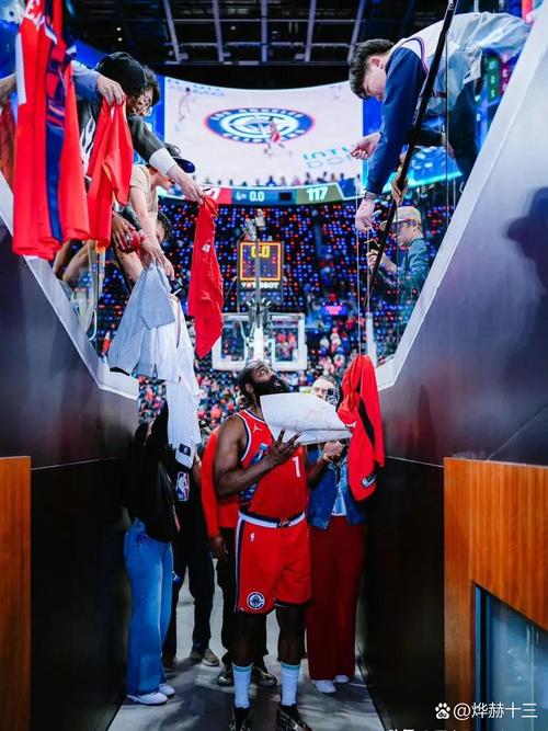 保罗:和哈登一起出场的时间感觉很好 我们一起打过两年球