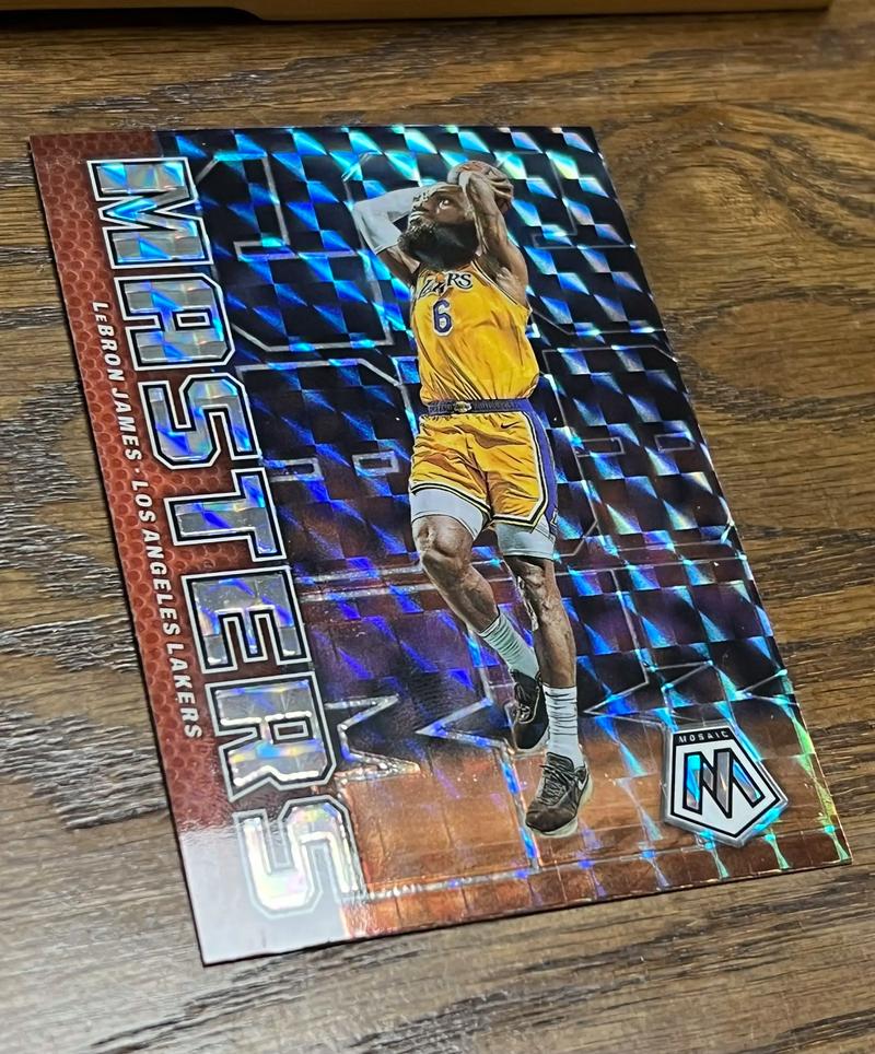 詹姆斯开球星卡花絮：开到了克莱和自己 仿佛回到了童年 这太酷了