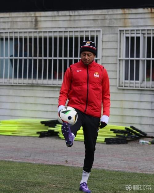 见到林皇本尊！上海球迷在酒店蹲守林加德成功，还得到了全套签名