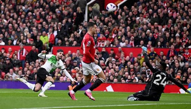 机灵鬼！双红会最后1分钟库尼亚踢倒琼斯，顺势拖延时间惹恼索博