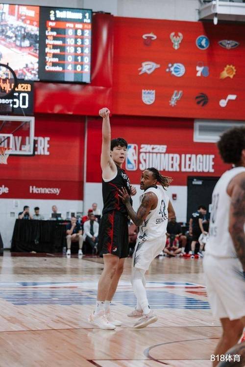 气氛很棒！比卢普斯训练中祝贺三位球员续/签约 杨瀚森等队友鼓掌