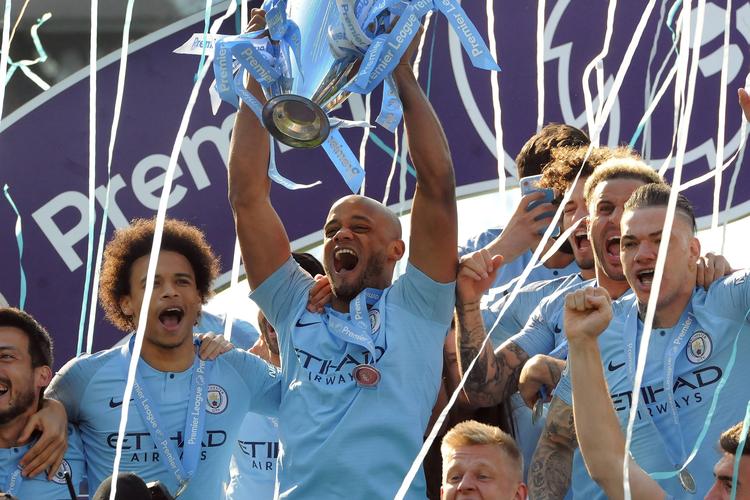 联赛欧冠领跑，孔帕尼续约，拜仁官方社媒晒龙珠海报庆祝