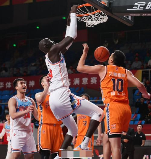 宁波男篮官博晒法尔报到视频：连夜奔袭 追光而至 欢迎塔克-法尔