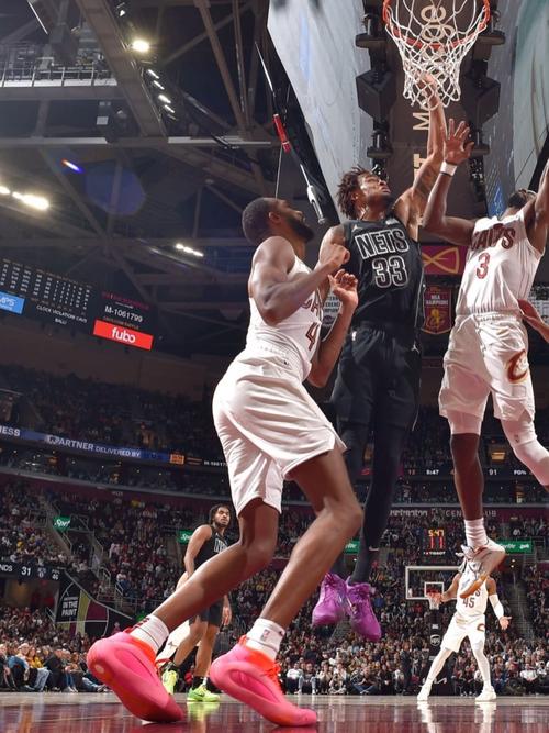 主打一个舒适！骑士球员抵达球馆 清一色运动休闲风！