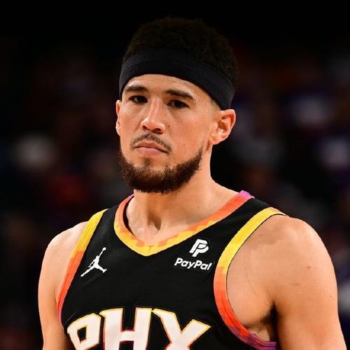 打得艰难!布克半场7中4拿到13分2板4助 4次失误