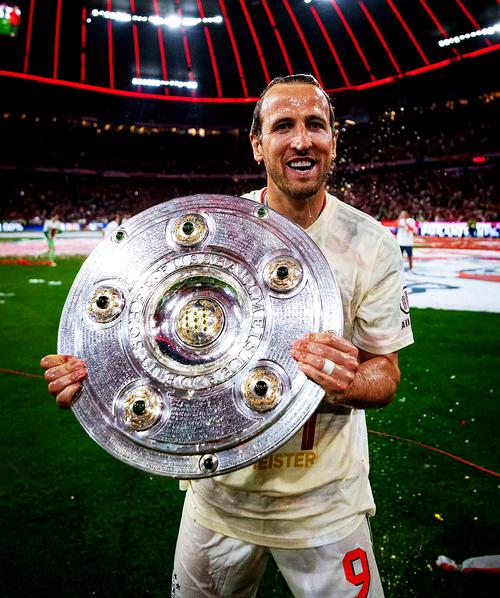 详细阅读:拜仁官方:凯恩等6将领取上赛季德国球员工会评选的最佳阵容奖杯 拜仁官方:凯恩等6将领取上赛季德国球员工会评选的最佳阵容奖杯