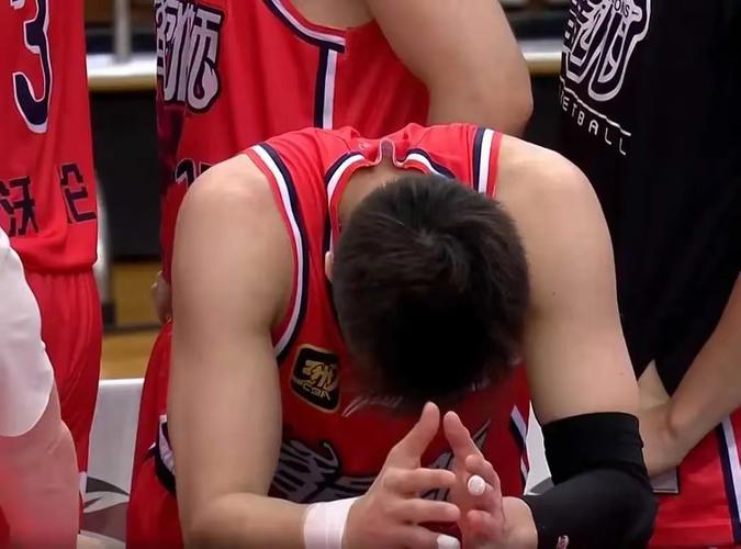 队记:阿伦遭遇左手无名指末节指骨非移位性骨折 明日出战成疑