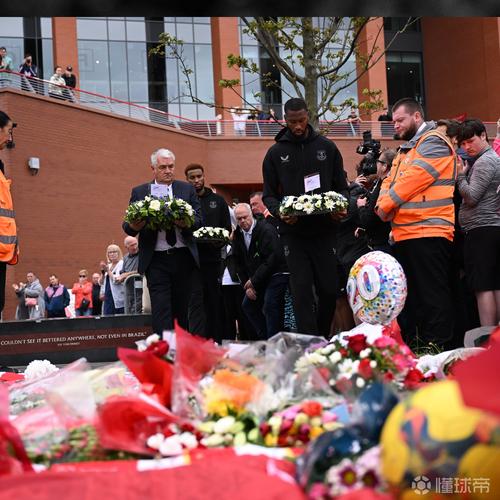 详细阅读:致敬若塔,阿隆索、赫伊森、阿诺德一行前往安菲尔德纪念碑前献花 致敬若塔,阿隆索、赫伊森、阿诺德一行前往安菲尔德纪念碑前献花