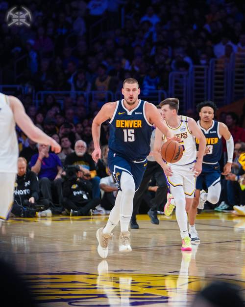 详细阅读:无所不能!本赛季目前仅两人能做到场均20+8+8:吉迪、约基奇 无所不能!本赛季目前仅两人能做到场均20+8+8:吉迪、约基奇