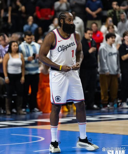 详细阅读:状态出色!哈登半场4记三分拿下17分3板6助1断 状态出色!哈登半场4记三分拿下17分3板6助1断