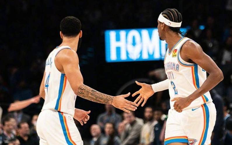 详细阅读:幸无大碍!小卡防守中出现崴脚倒地 仍坚持作战 幸无大碍!小卡防守中出现崴脚倒地 仍坚持作战