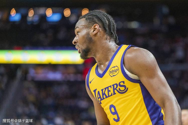 详细阅读:雷迪克揭秘湖人更衣室魔力:球员主导球队文化 残阵也能连克强敌 雷迪克揭秘湖人更衣室魔力:球员主导球队文化 残阵也能连克强敌