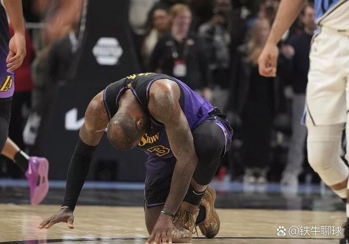 只退不防！篮网命中三分仍被哈特追身打成2+1 篮网喊停