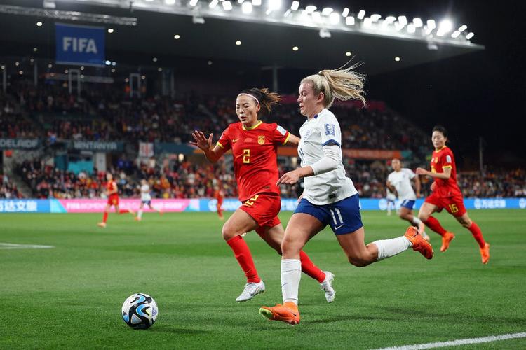 上强度❗温布利球场7.4万人观战，中国女足0-8惨败欧洲冠军英格兰