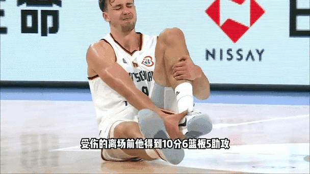 吉莱斯皮谈扭伤脚踝:记分台和球场之间有一点空隙&我踩了进去